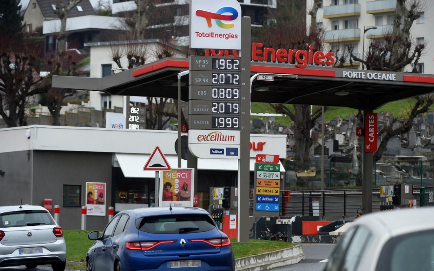 Les prix des carburants augmentent en continu depuis dix semaines. En France, le sans-plomb 95 a dépassé 1,88 euro en moyenne la semaine dernière. Le litre de gazole a bondi de 14 centimes en une semaine, et coûte désormais 1,8831 euro le litre en moyenne (AFP/Jean-François Monier)
