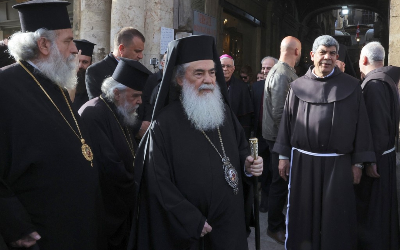 Le patriarche grec orthodoxe Théophile III (au centre) arrive pour une réunion avec d’autres chefs religieux à l’hôtel Petra, dans le quartier de la porte de Jaffa dans la vieille ville de Jérusalem (AFP/Hazem Bader) 