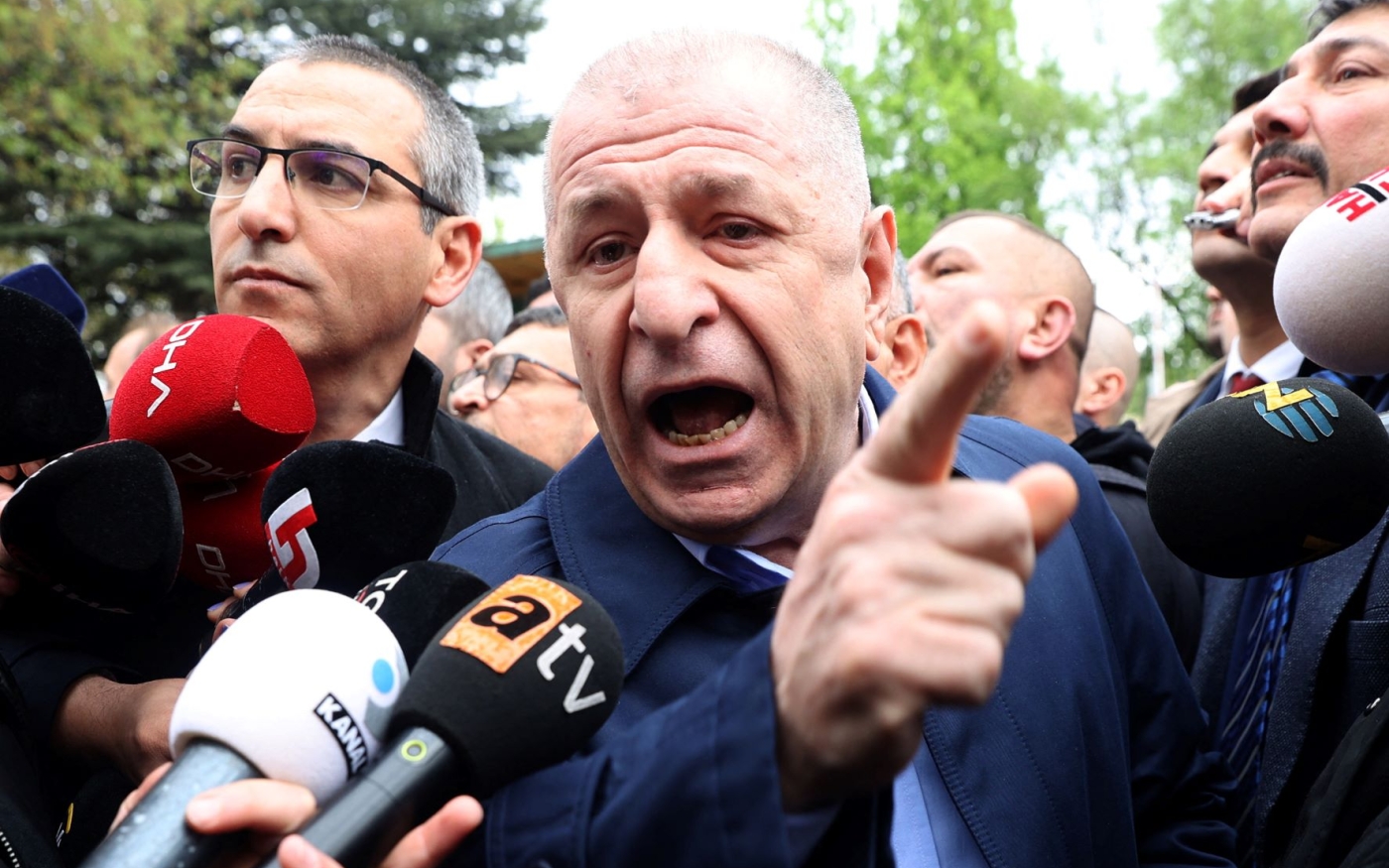 Ümit Özdağ, chef du Parti de la victoire ou Zafer Partisi (ZP), un parti nationaliste turc formé récemment, s’adresse à la presse (AFP)