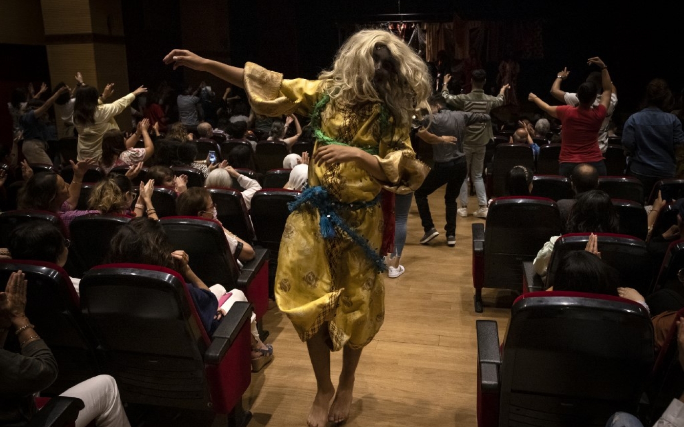 Des hommes maquillés et perruqués virevoltent sous les applaudissements de leur public au Maroc, afin de ressusciter la comédie musicale art de « Aita », défiant les stéréotypes (AFP/Fadel Senna