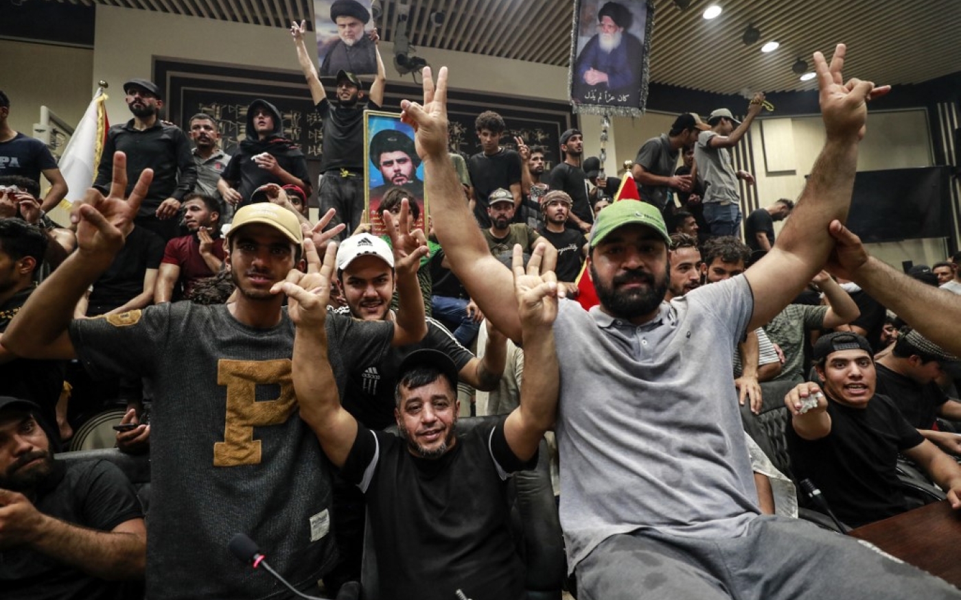 Le Parlement irakien a été pris d’assaut par les partisans de Moqtada al-Sadr. Ces derniers entendent bien occuper le lieu jusqu’à nouvel ordre (AFP/Ahmad Al-Rubaye)