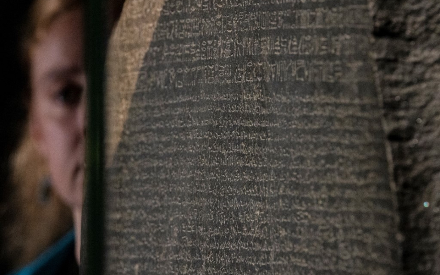  La pierre de Rosette, présentée pour l’exposition « Hiéroglyphe, déverrouiller l’Égypte ancienne » au British Museum, à Londres, le 11 octobre 2022 (AFP/Carlos Jasso)