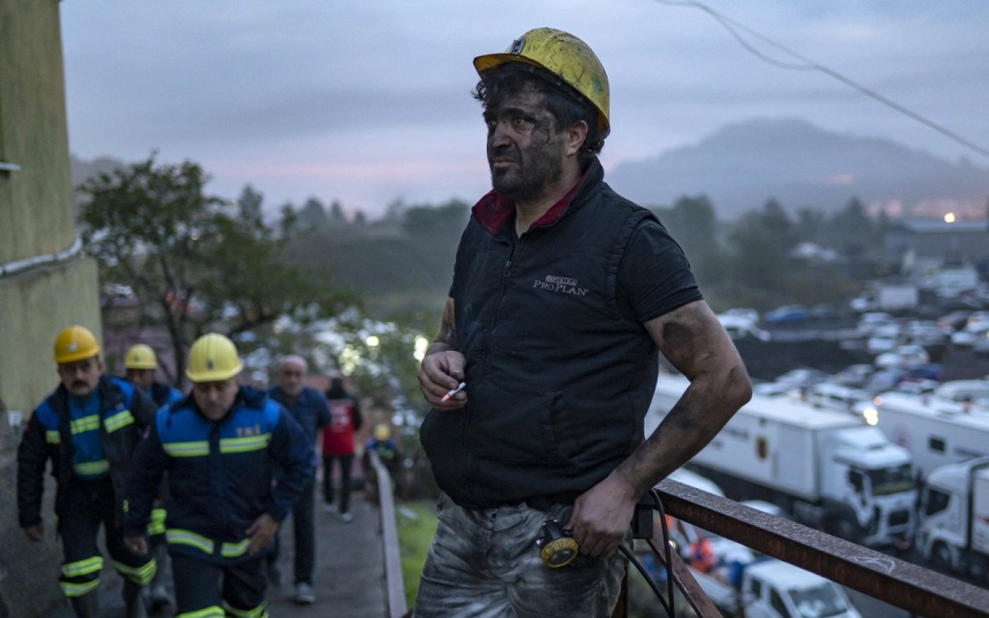 Un sauveteur attend à l’extérieur de la mine de charbon (AFP/Yasin Akgul) 