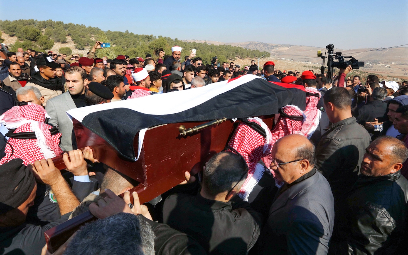 Des militaires jordaniens assistent aux funérailles d’un officier de police de haut rang tué lors de manifestations contre la hausse des prix du carburant dans la ville de Jérash, dans le sud du pays, le 16 décembre 2022 (AFP)