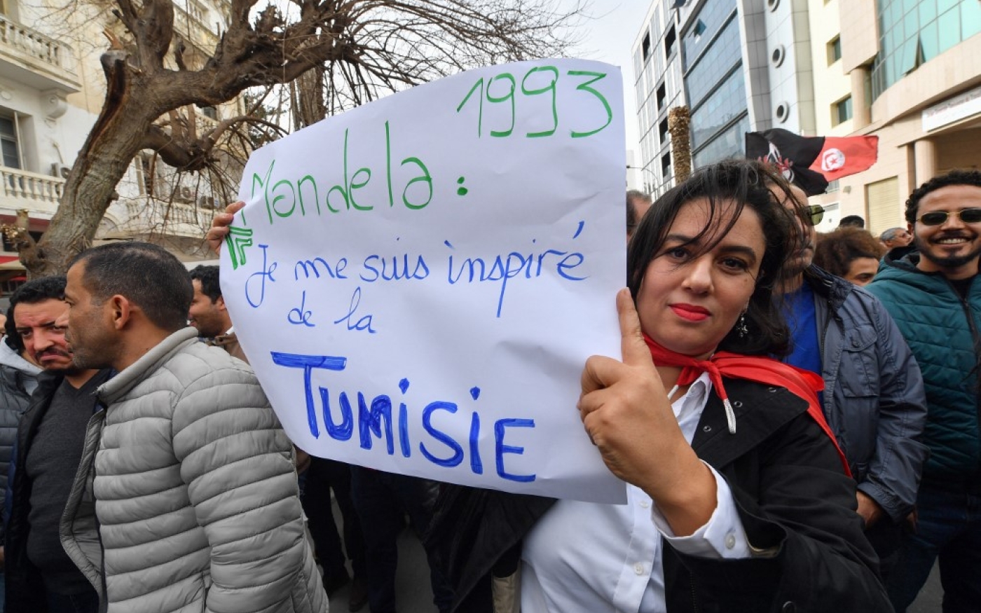Une manifestante dans les rues de Tunis le 25 février 2023 (AFP/Fethi Belaid)