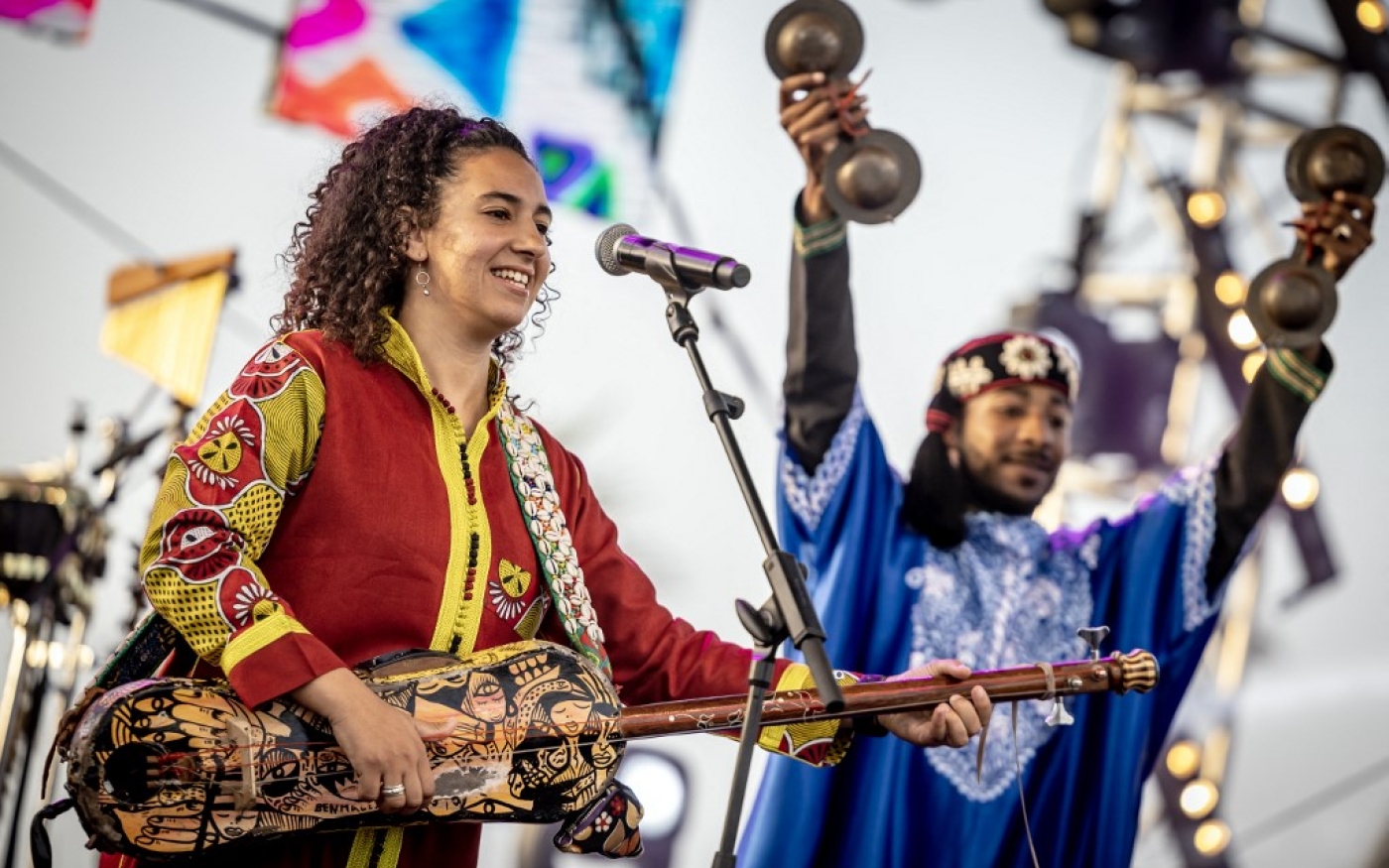 L’artiste marocaine Hind Ennaira, membre d’un groupe traditionnel gnaoua, lors de la 24e édition du Festival des musiques du monde Gnaoua à Essaouira, le 24 juin 2023 (AFP/Fadel Senna)
