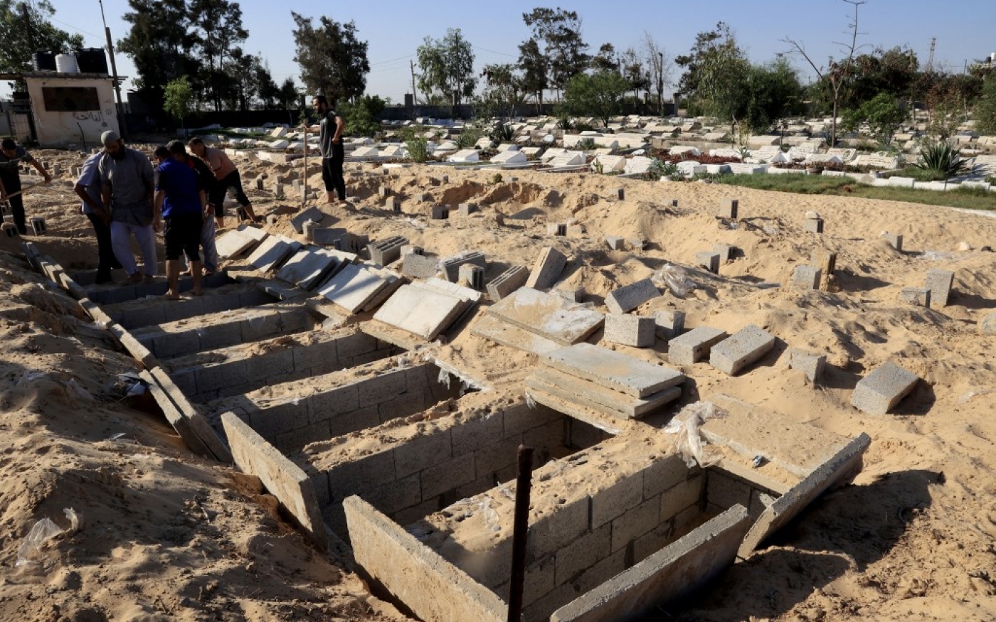 Les autorités palestiniennes vont commencer à enterrer les victimes des bombardements dans des fosses communes car les corps s’entassent dans les hôpitaux (AFP/Said Khatib)