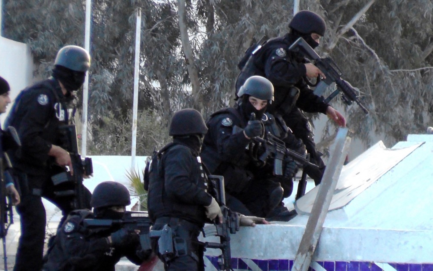 Les forces de sécurité tunisiennes lors des affrontements avec les combattants de l’EI à Ben Guerdan, le 7 mars 2016 (AFP)