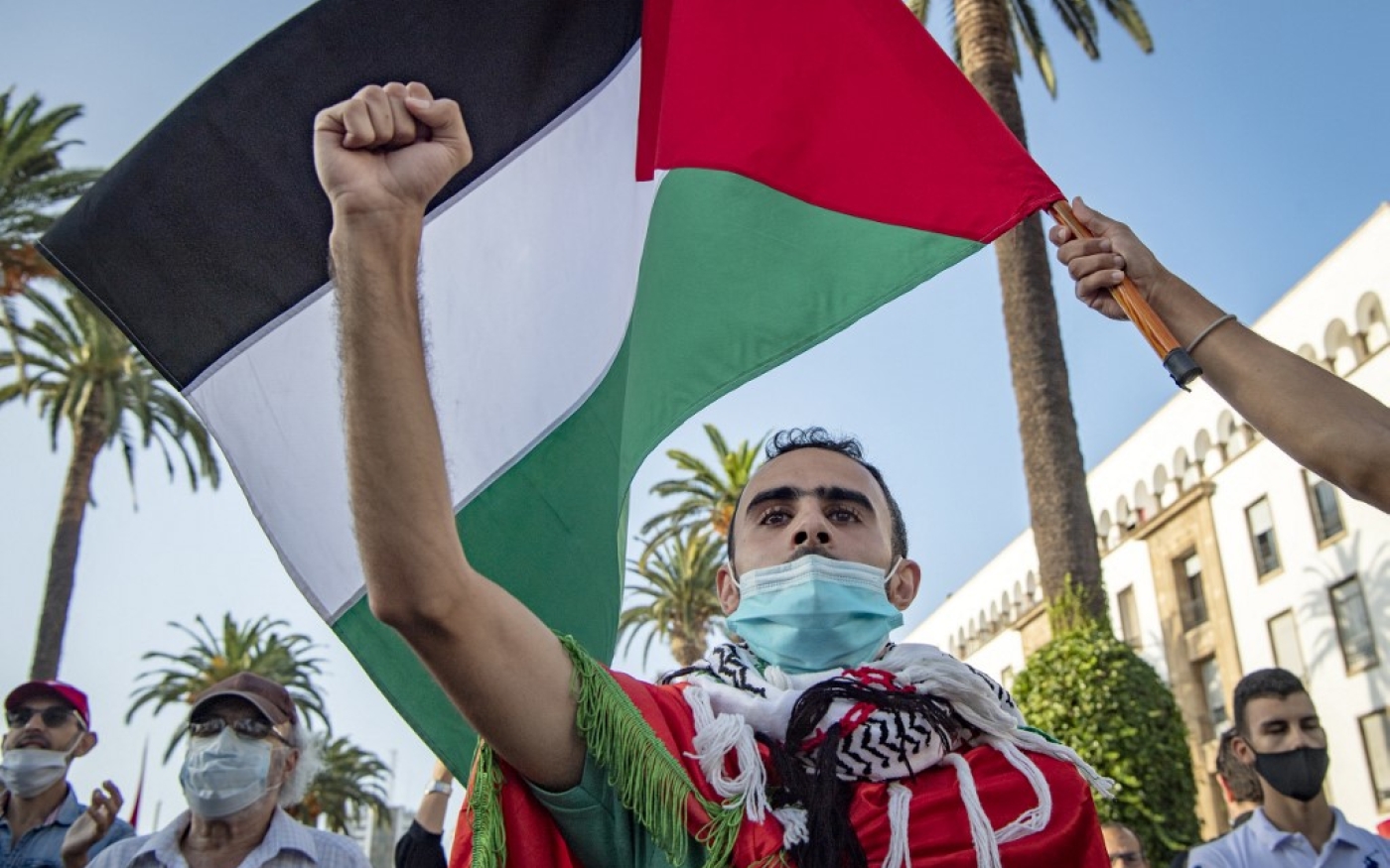 Des Marocains agitent le drapeau palestinien lors d’une manifestation à Rabat, le 18 septembre 2020, pour dénoncer les accords de normalisation entre Israël, les Émirats arabes unis et Bahreïn (AFP)