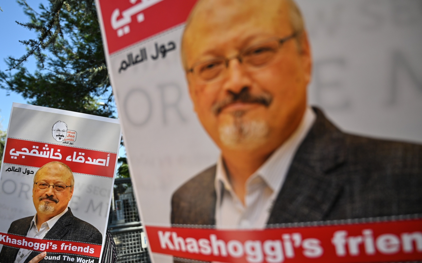 Les amis du journaliste saoudien assassiné Jamal Khashoggi brandissent des posters avec sa photo, le 2 octobre 2020 (AFP)