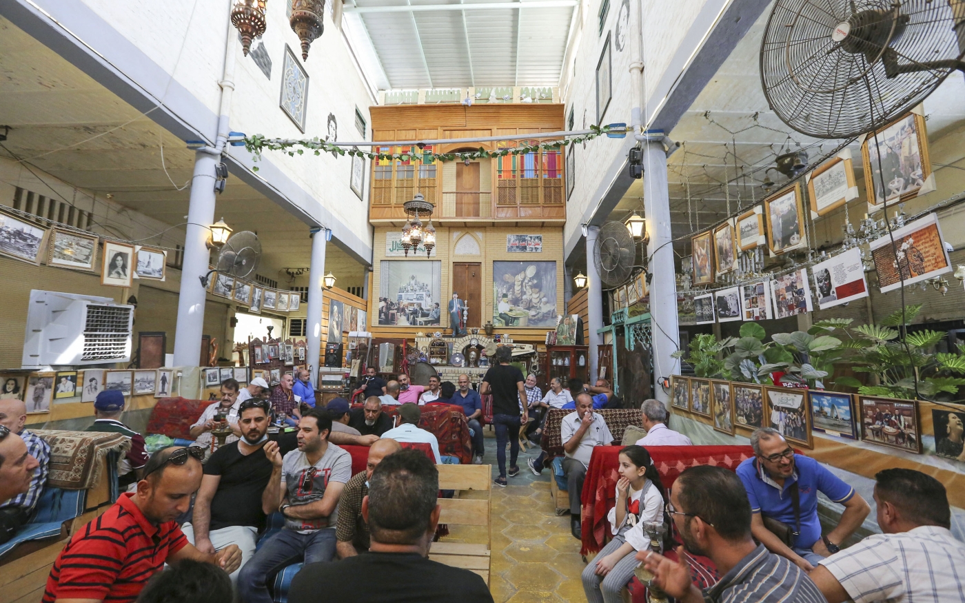 Des Irakiens assis dans un café culturel, l’un des nombreux lieux de rassemblement des intellectuels du pays dans la capitale Bagdad, le 16 octobre 2020 (AFP) 