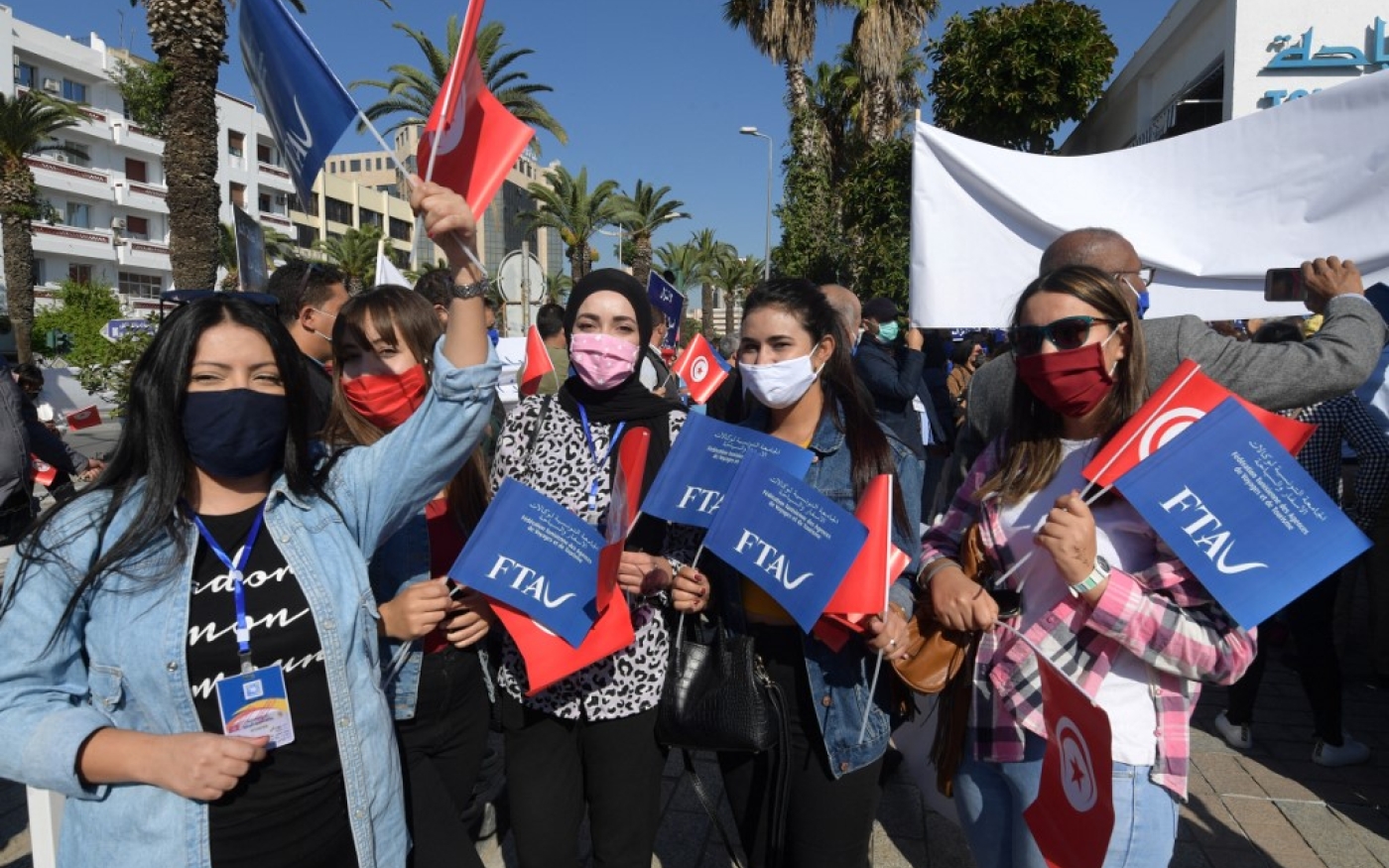 Les employés tunisiens des agences de voyage manifestent devant le ministère du Tourisme, le 20 octobre 2020 à Tunis, pour réclamer une aide de l’État face à la pandémie (AFP)