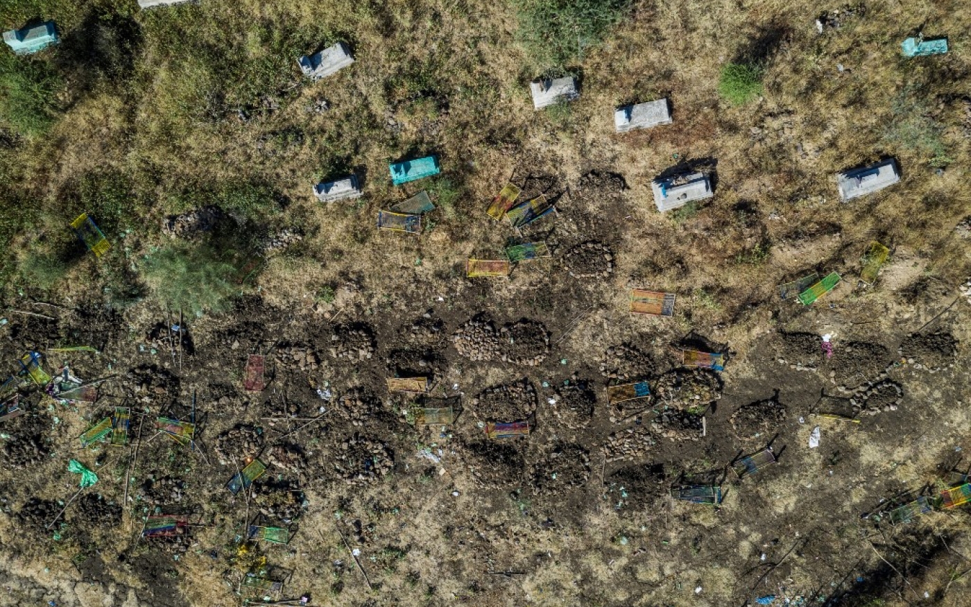 Cette vue aérienne prise le 21 novembre 2020 montre un cimetière où des victimes présumées du massacre du 9 novembre 2020 ont été enterrées dans des fosses collectives, à Mai Kadra (AFP)