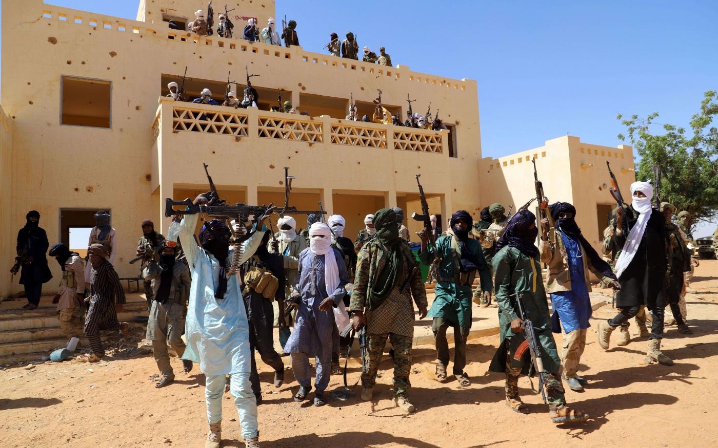 Des combattants appartenant à un groupe armé pro-gouvernement, Gatia, à l’extérieur de leur quartier général dans la ville de Ménaka, le 21 novembre 2020 (Souleymane Ag Anara/AFP)