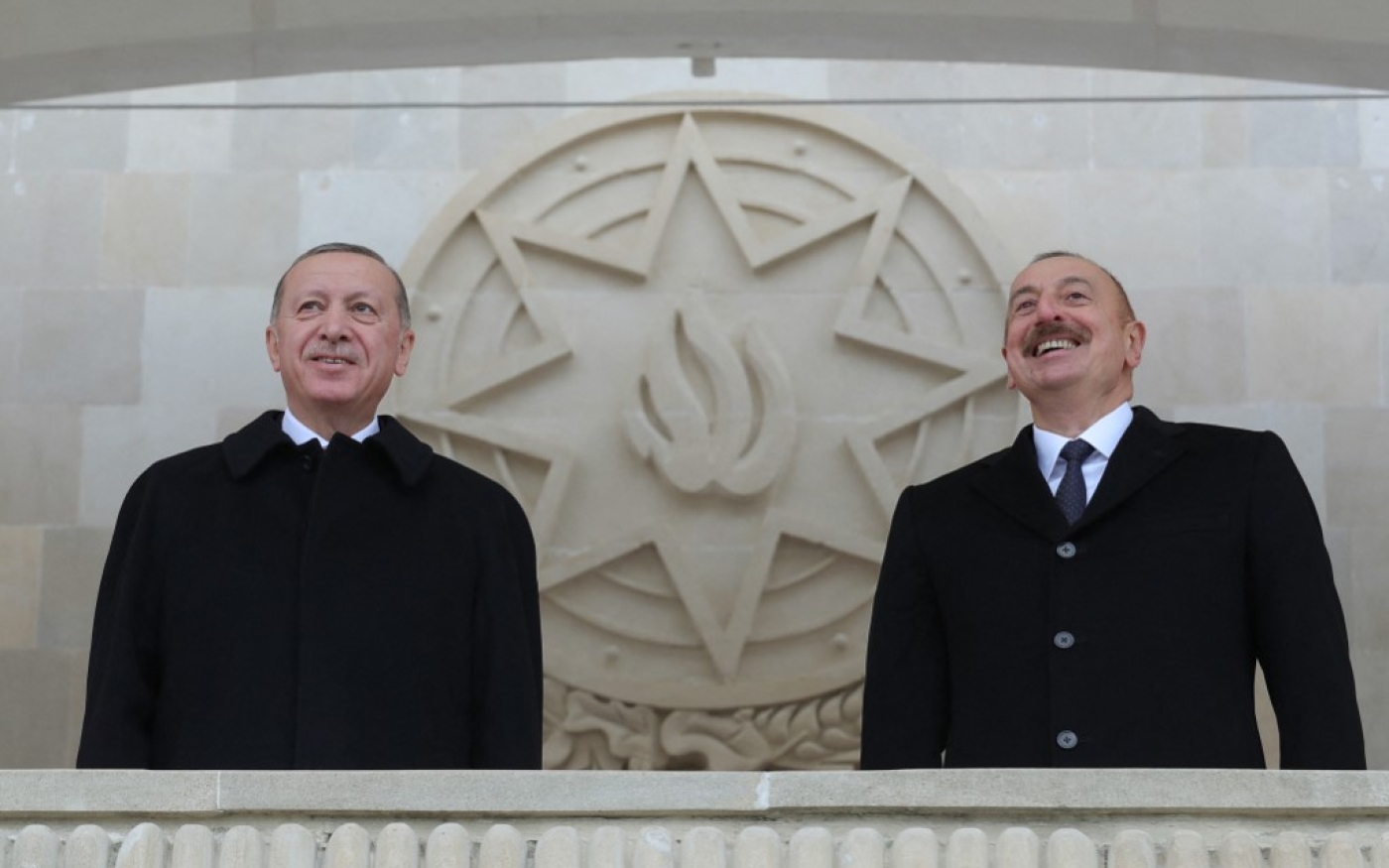 Les alliés Erdoğan et Aliyev assistent à un défilé militaire marquant la victoire de l’Azerbaïdjan contre l’Arménie dans le conflit du Haut-Karabakh, à Bakou, le 10 décembre 2020 (AFP/Mustafa Kamaci)