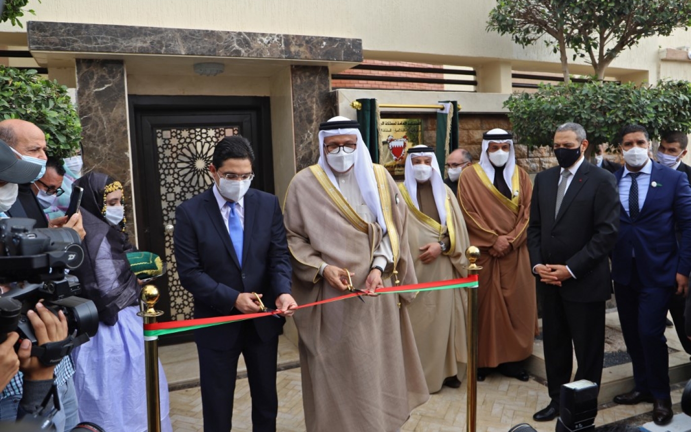 Le 14 décembre 2020, le ministre marocain des Affaires étrangères Nasser Bourita et son homologue bahreïni Abdellatif al-Zayani inaugurent le consulat de Bahreïn à Laâyoune (AFP)