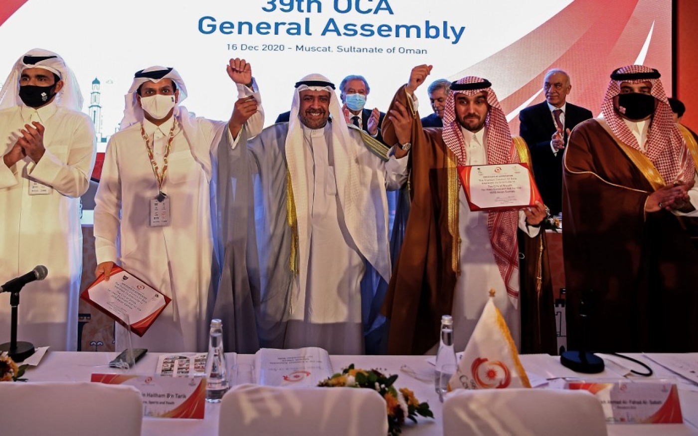 Les officiels qataris lors de la 39e réunion de l’Assemblée générale du Conseil olympique d’Asie à Mascate, le 16 décembre 2020, en apprenant que Doha accueillera les Jeux asiatiques de 2030 (AFP)