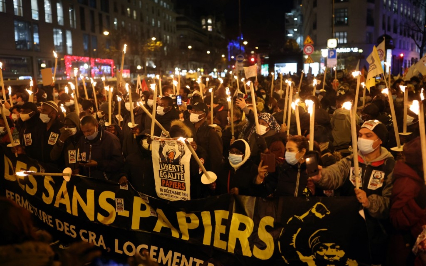 Manifestation pour la régularisation des sans-papiers à l’occasion de la Journée internationale des migrants, le 18 décembre à Paris (AFP)