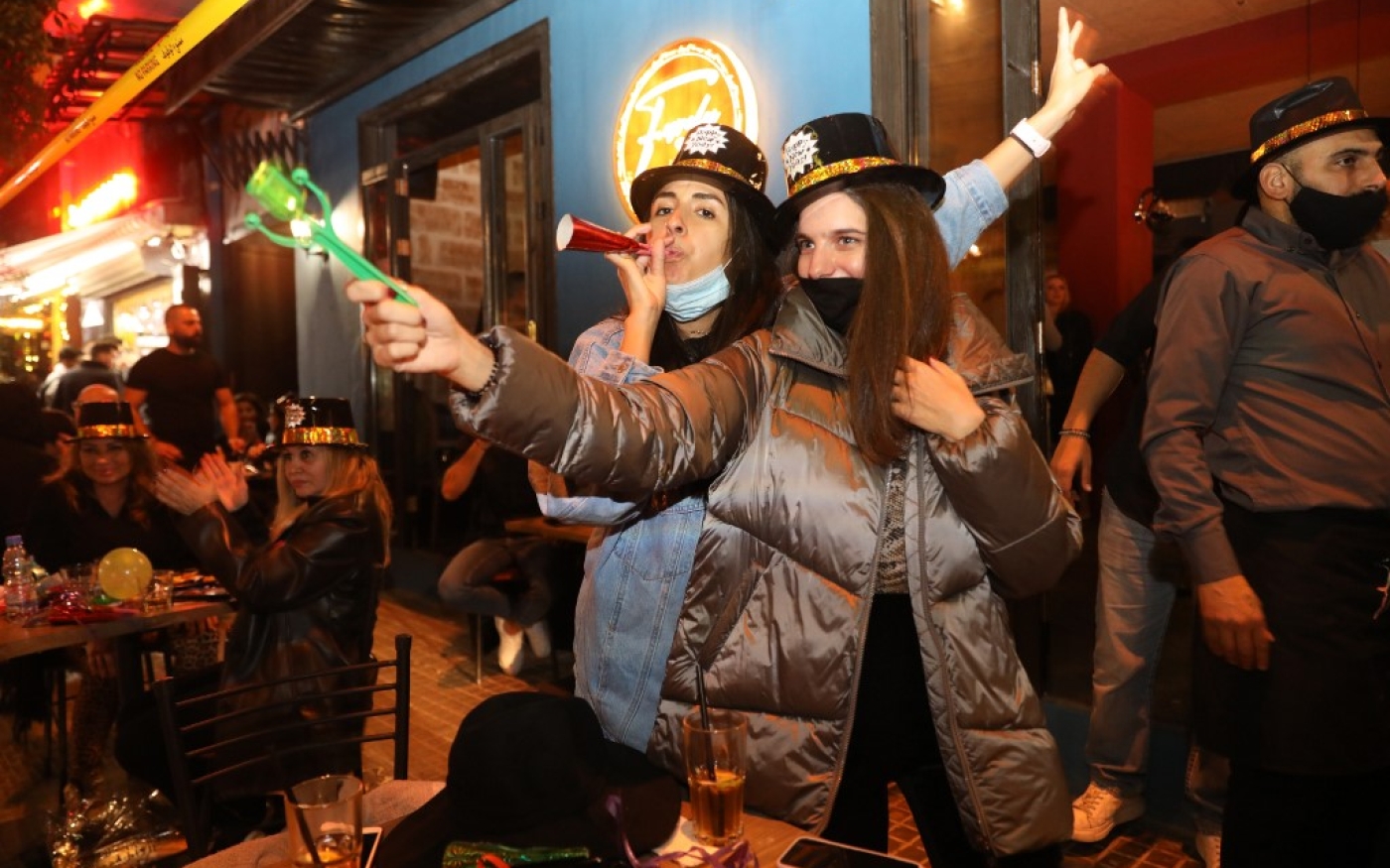 Des Libanaises fêtent le Nouvel An dans un pub de Beyrouth, le 1er janvier 2021. Aujourd’hui, les nouveaux cas explosent (AFP)