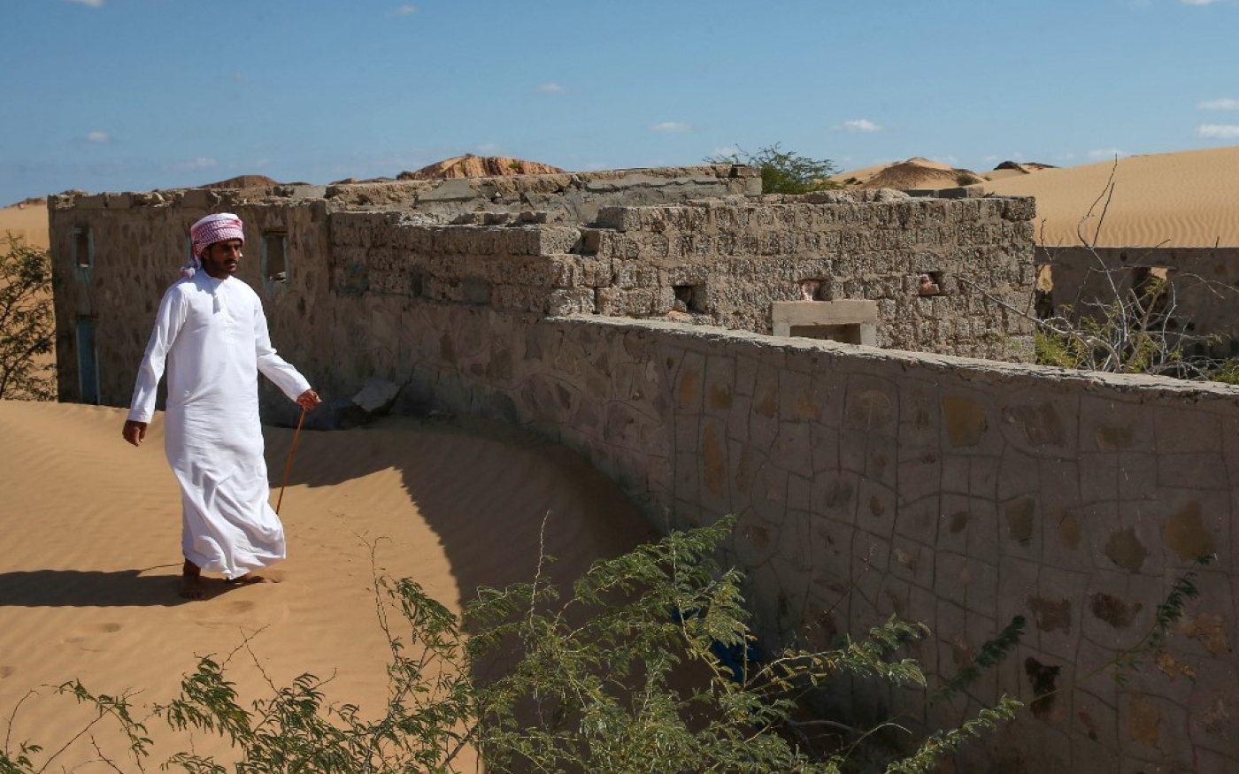 « Ce qui est plus étonnant c’est comment ce village, avec ses vieux murs, résiste à ces assauts », explique un touriste omanais (AFP)