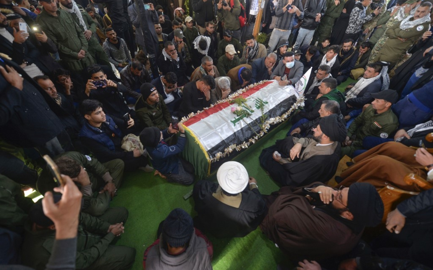 Les Irakiens portent un faux cercueil du commandant abattu Abou Mahdi al-Mouhandis lors d’une cérémonie au cimetière de Wadi al-Salam où il est enterré, à Nadjaf, le 3 janvier 2021 (AFP)