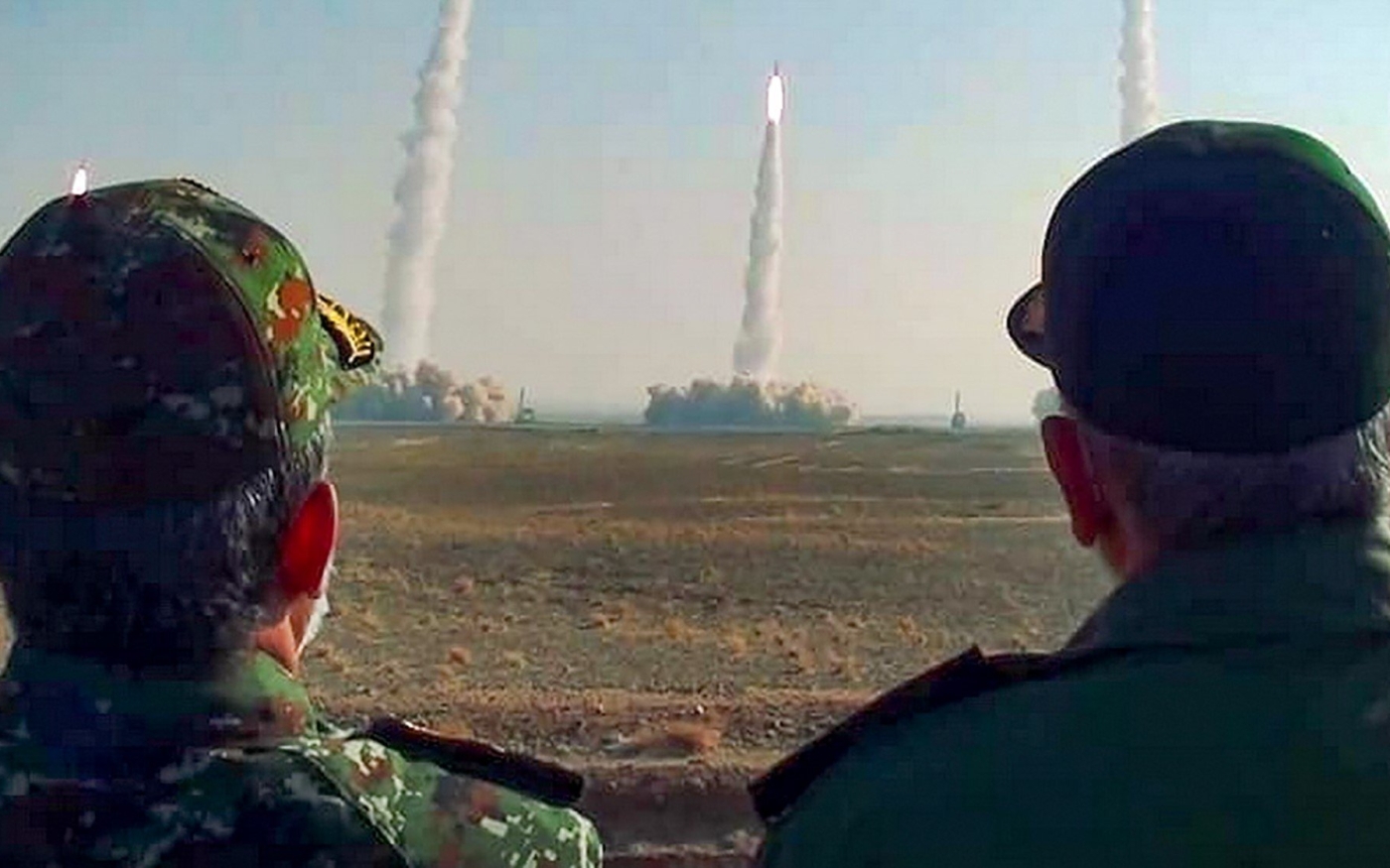 Le chef du Corps des gardiens de la révolution islamique, Hussein Salami (à droite), observe des tirs de missile, lors d’un exercice militaire dans le centre de l’Iran, le 15 janvier 2021 (AFP)