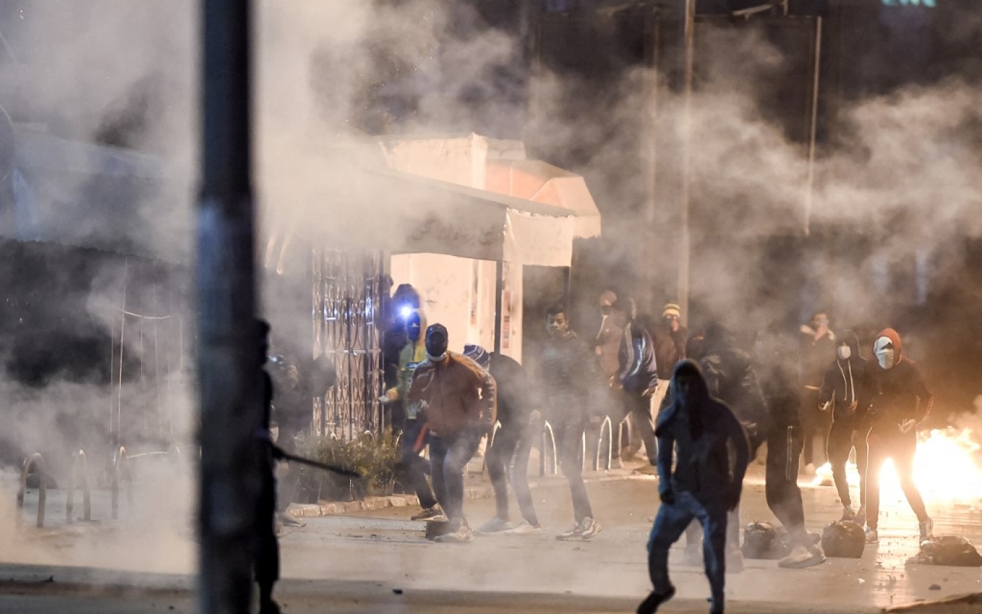 Affrontements entre manifestants et forces de sécurité à Ettadhamen, dans la banlieue de Tunis, le 17 janvier 2021 (AFP/Fethi Belaid)