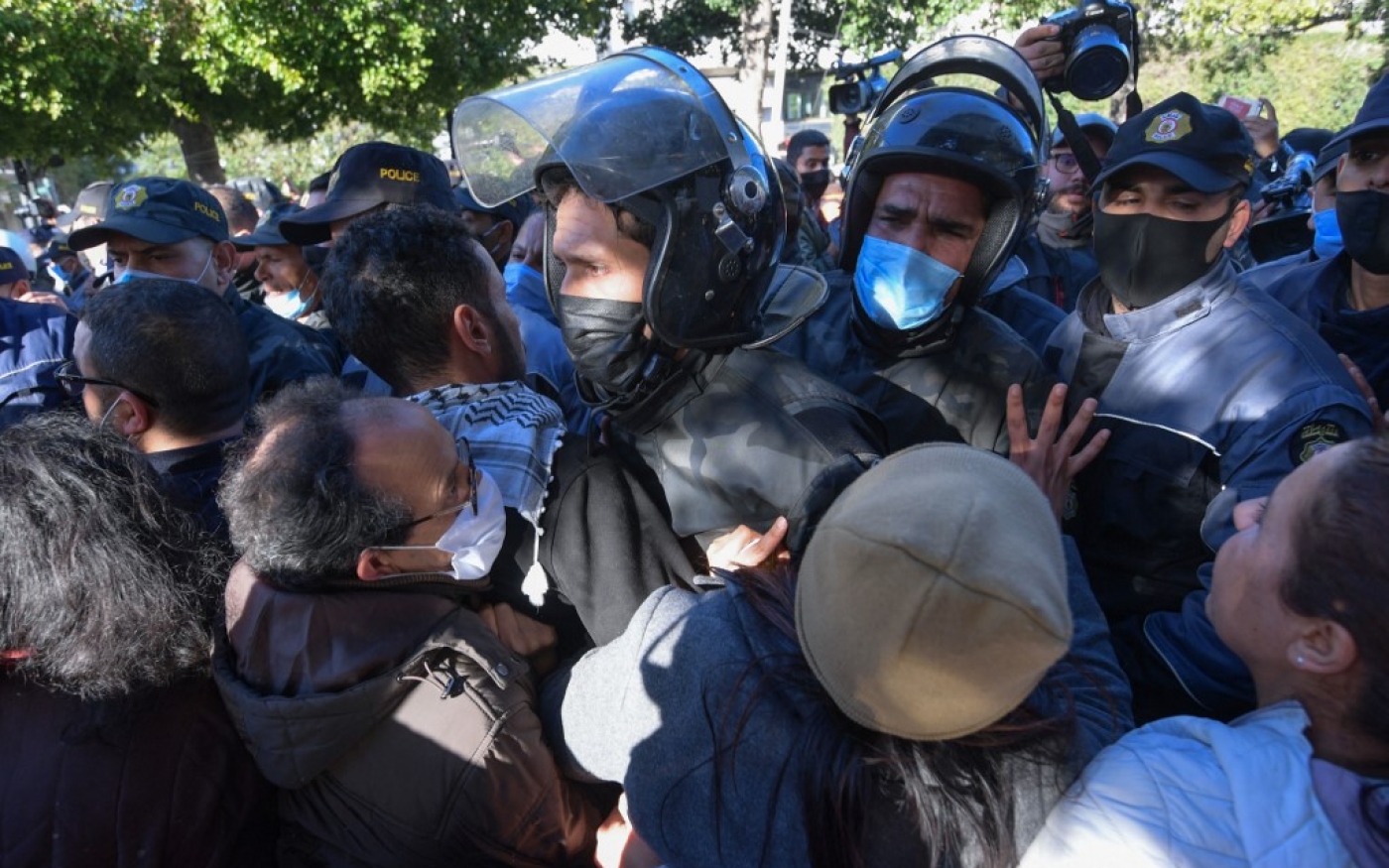 Des policiers affrontent des manifestants, le 6 février 2021, à Tunis (AFP)