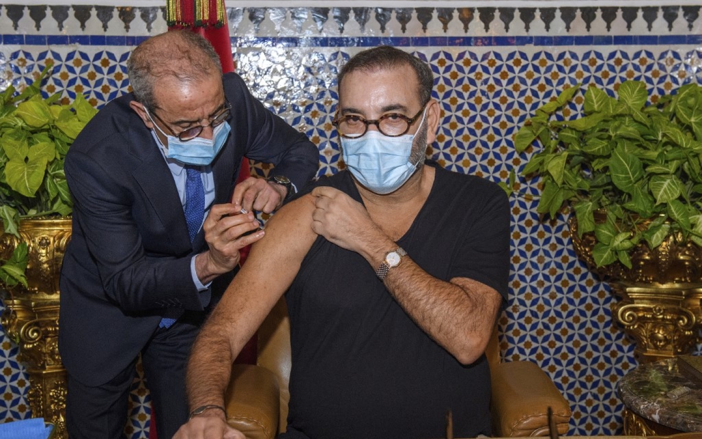 Le roi Mohammed VI se fait vacciner contre le COVID-19, le 28 janvier 2021 (AFP)