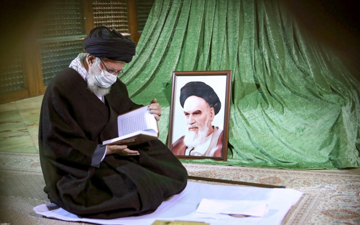 Le 1er février 2020, l’ayatollah Ali Khamenei prie dans le mausolée du fondateur de la République islamique, l’ayatollah Rouhollah Khomeini (AFP)
