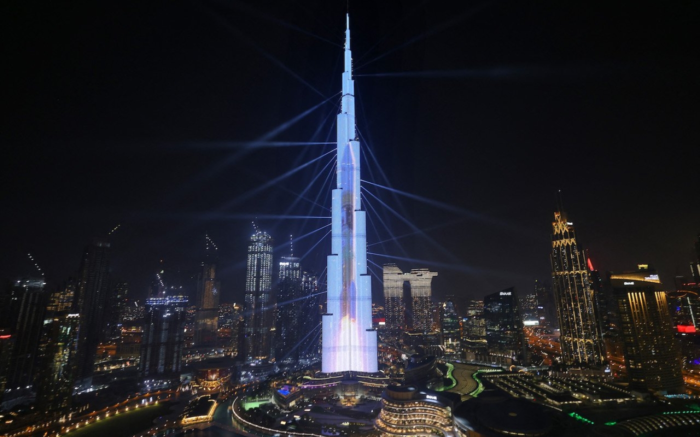 Le lancement d’une fusée dans l’espace est projeté sur le Burj Khalifa de Dubaï, le 9 février 2021 (AFP)