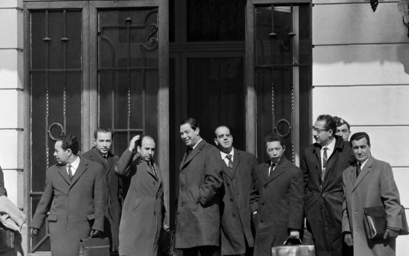 Les membres de la délégation algérienne arrivent à Évian-les-Bains, le 17 mars 1962, avant les négociations pour mettre un terme à la guerre (AFP)