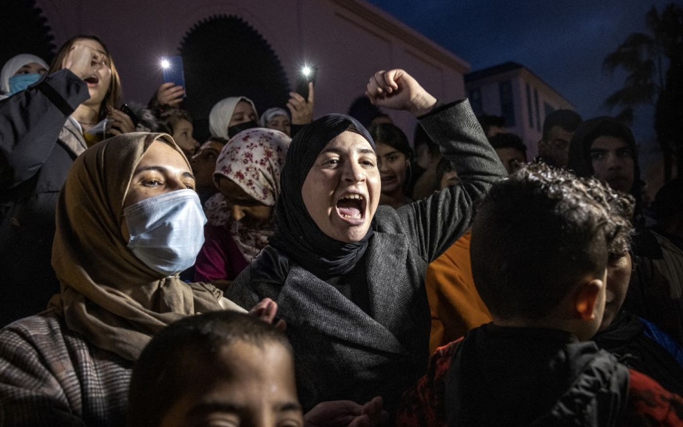 « Le peuple veut l’ouverture de la frontière », scandent les femmes. Manifestation à Fnideq, le 19 février 2021 (AFP)