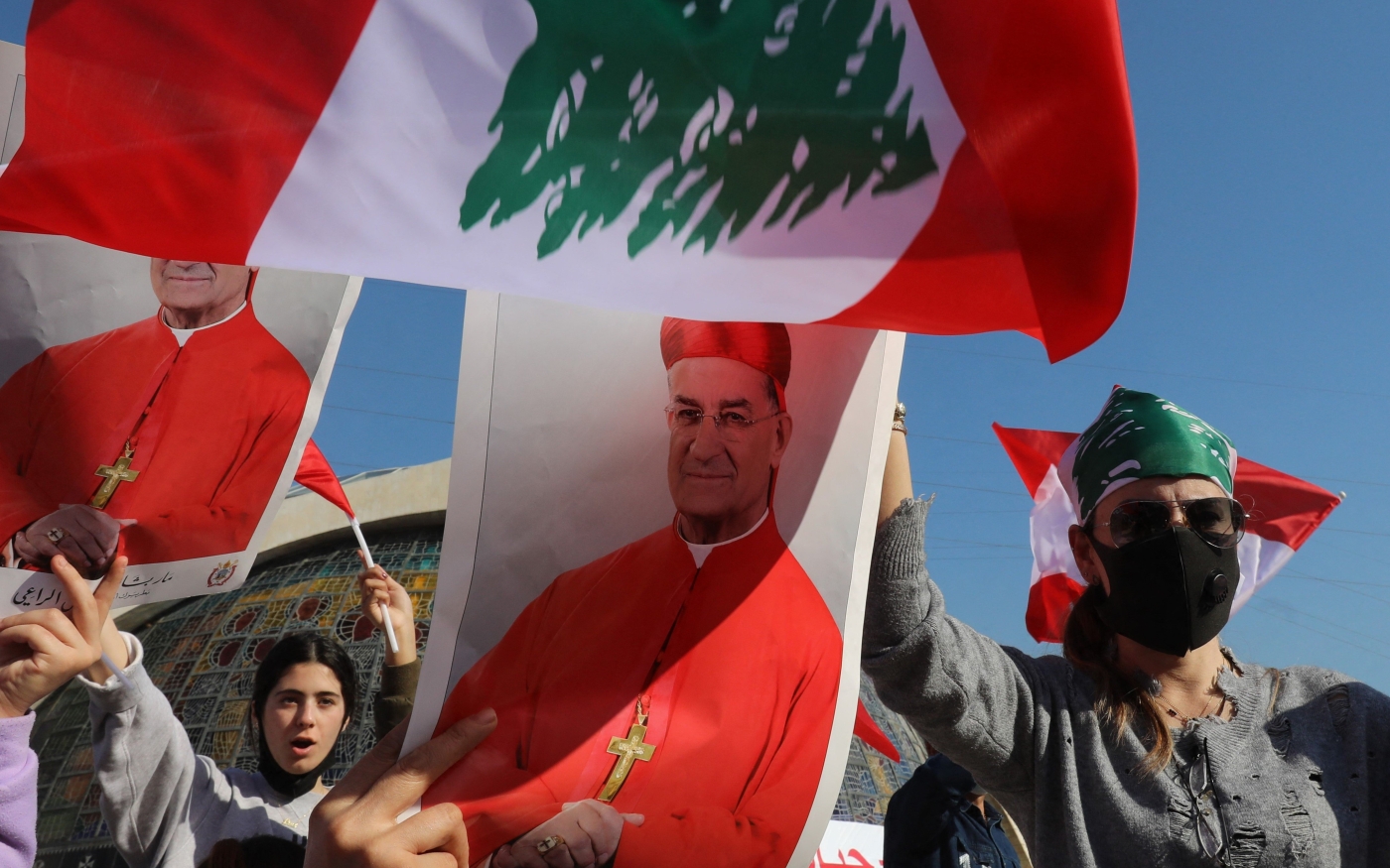 Des manifestants portent le portrait du cardinal libanais Béchara Raï avant son discours le 27 février 2021 (AFP)
