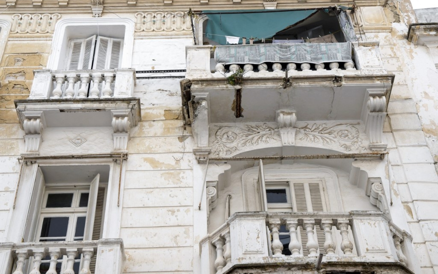 Au moins 160 bâtiments présentent des risques d’effondrement, selon le dernier recensement officiel de 2019 (AFP/Fethi Belaïd)