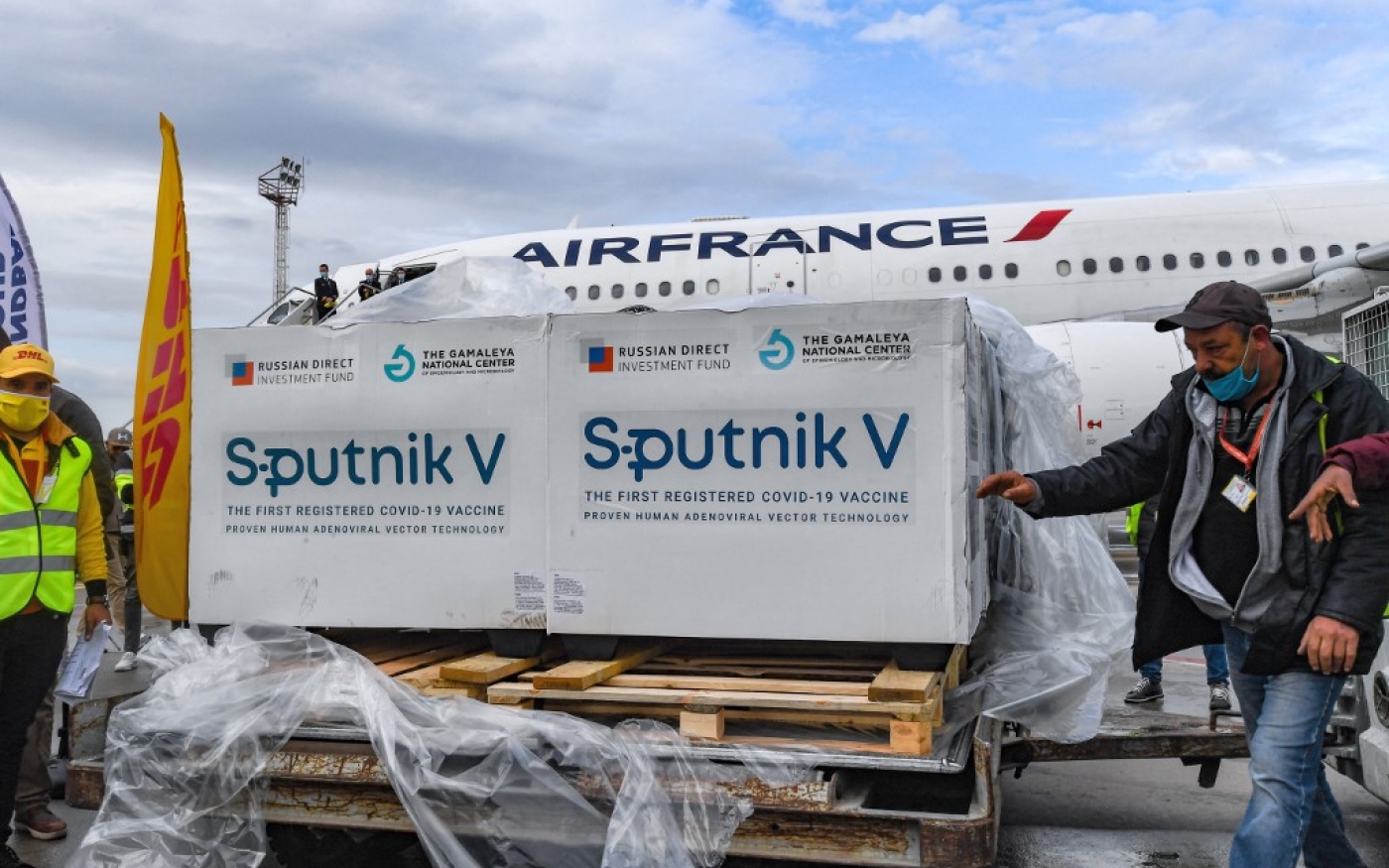 Une photo prise le 9 mars 2021 montre l’arrivée d’une cargaison de vaccins Sputnik V à l’arrivée de l’aéroport de Tunis (AFP)