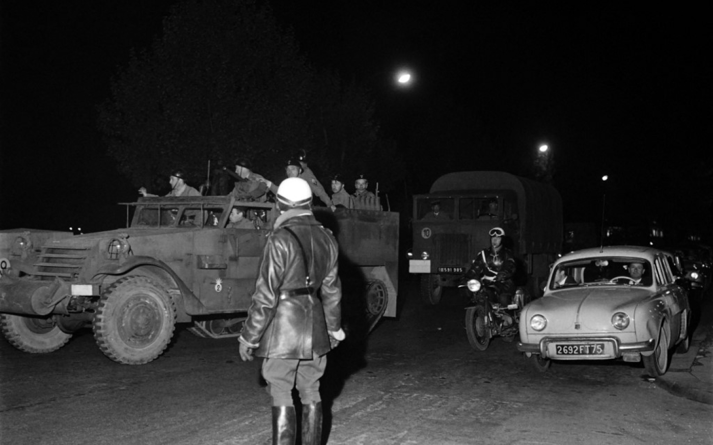 Déploiement de l’armée et de la police à Paris le 24 avril 1961 suite au putsch des généraux à Alger (AFP)