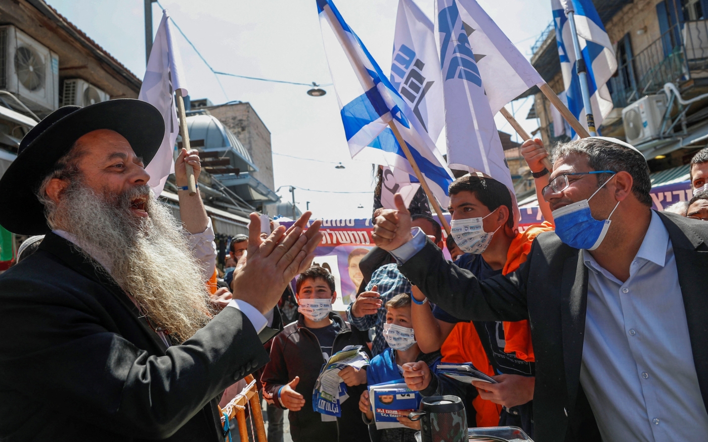 Le dirigeant du parti israélien Pouvoir juif (Otzma Yehudit) Itamar Ben-Gvir (à droite) s’exprime devant ses partisans au marché de Mahane Yehuda à Jérusalem, le 19 mars (AFP)