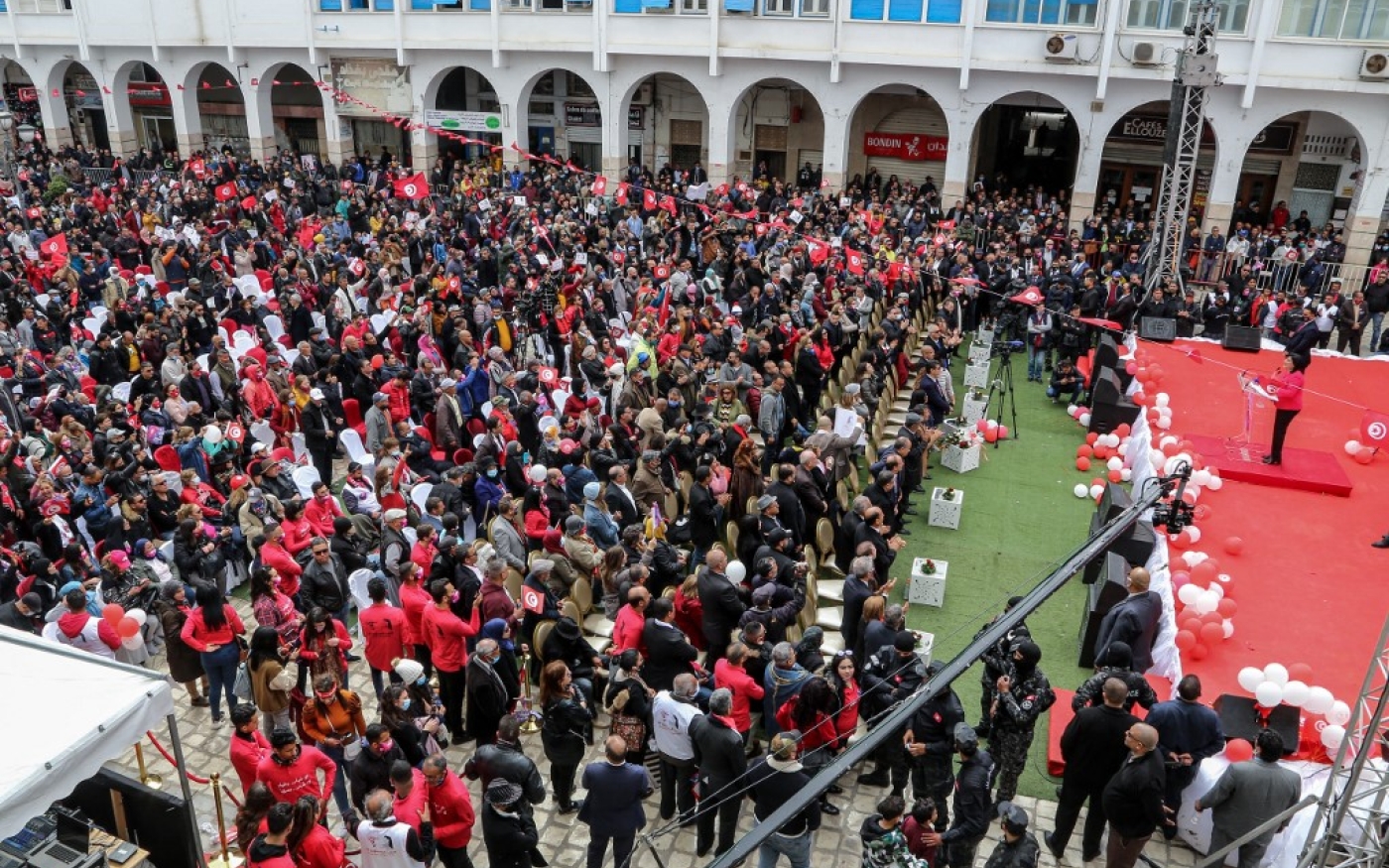 « Tunisie libre, les Frères musulmans dehors », ont clamé quelques milliers de partisans du PDL rassemblés à Sfax à l’occasion du 65e anniversaire de l’indépendance, le 20 mars 2021 (AFP)
