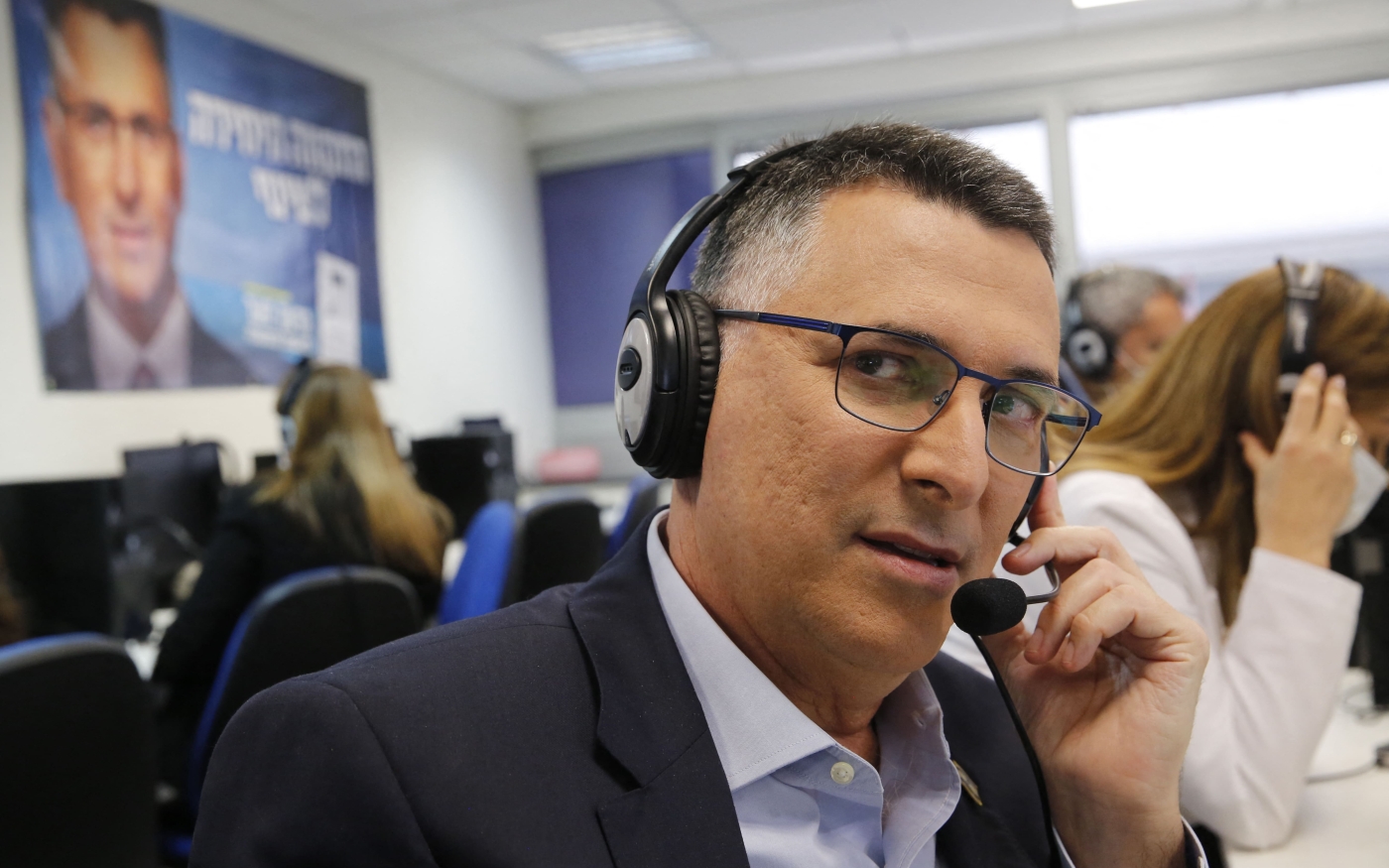 Gideon Saar, chef du parti Nouvel espoir, travaille au siège de son parti à Tel Aviv le 22 mars 2021, à la veille des élections (AFP)