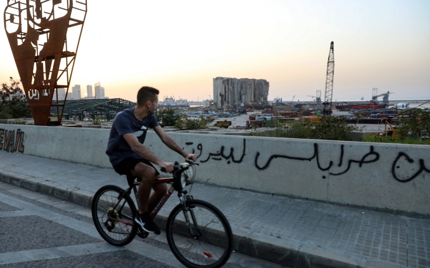 Un Libanais regarde le port de Beyrouth, le 6 avril 2021 (AFP)