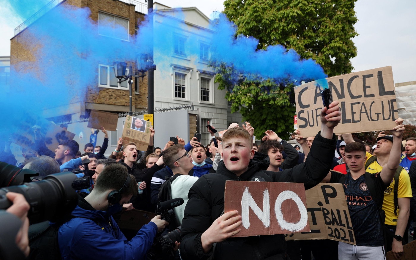 Des supporters protestent contre le projet de Super Ligue européenne devant Stamford Bridge, le stade de Chelsea, à Londres (AFP)