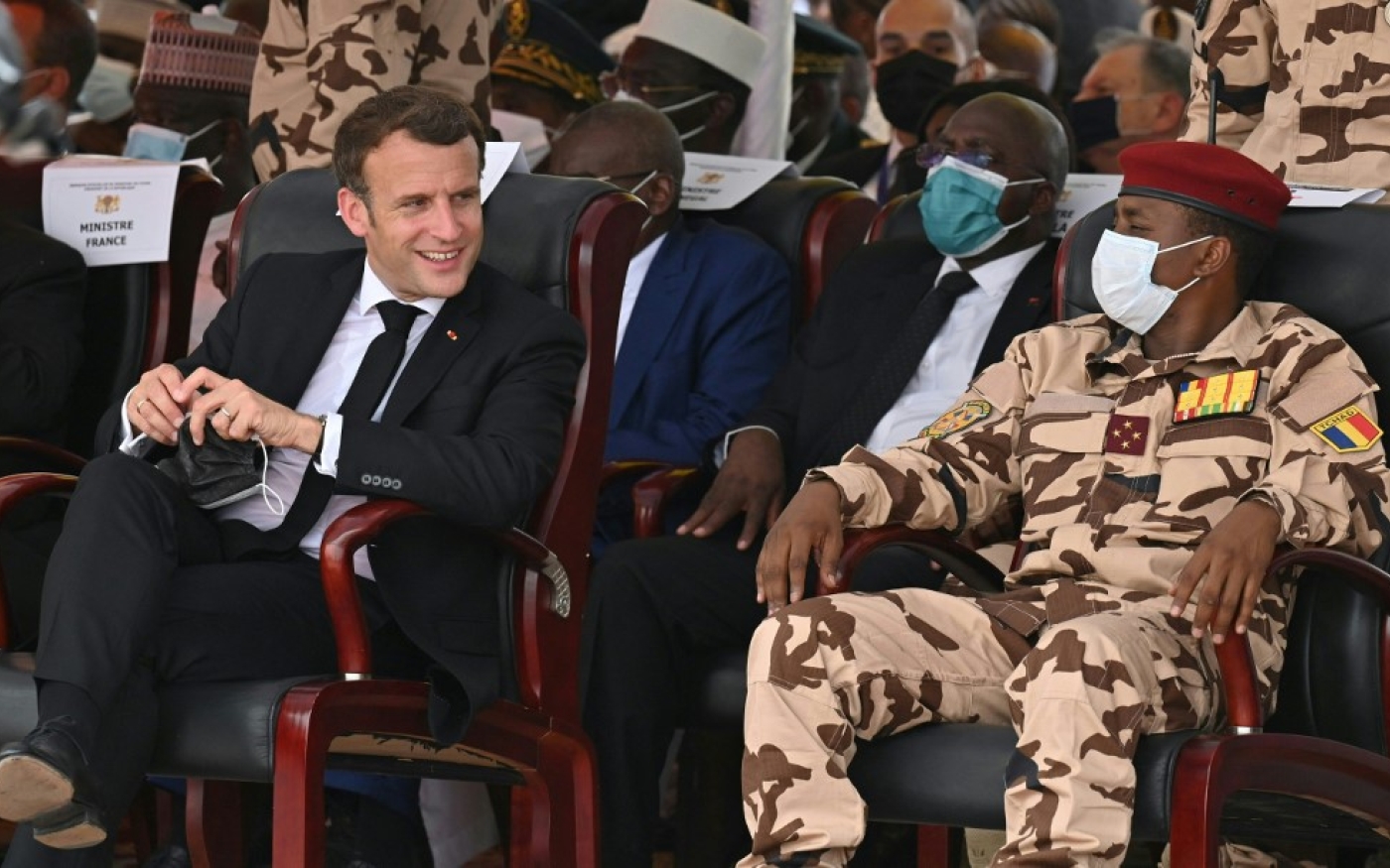 Emmanuel Macron lors des funérailles de l’ex-président tchadien Idriss Déby, avec le fils de ce dernier Mahamat Idriss Déby, à N’Djaména (AFP/Issoud Sanogo)