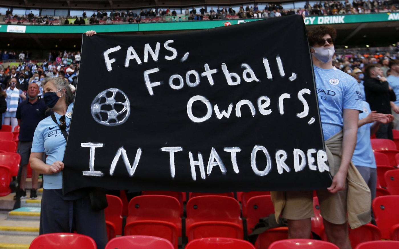 Des supporters de Manchester City critiquent les propriétaires de leur club lors de la finale de la Coupe de la Ligue anglaise contre Tottenham en avril (AFP)