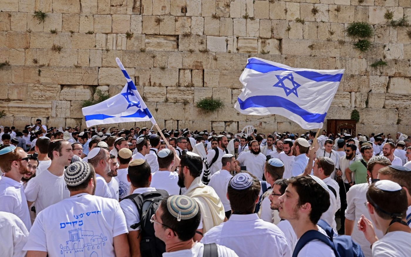 Des juifs agitent des drapeaux israéliens devant le mur des Lamentations le 10 mai 2021, pour la « Journée de Jérusalem » (AFP)