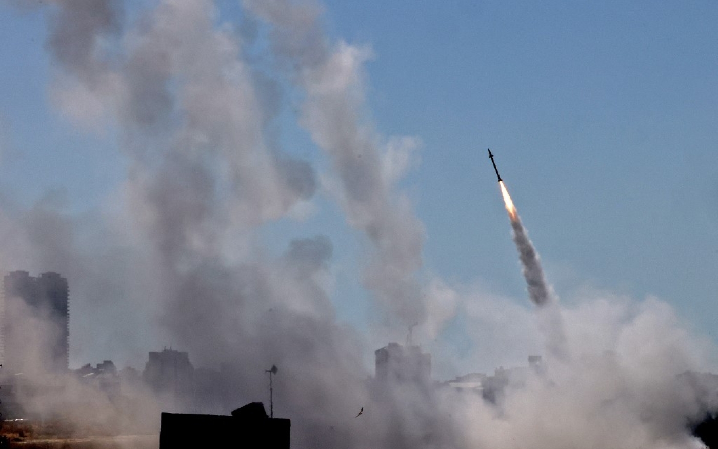 Le système de défense Dôme de fer est activé pour intercepter une roquette lancée depuis la bande de Gaza, le 12 mai 2021 (AFP/Emmanuel Dunand)