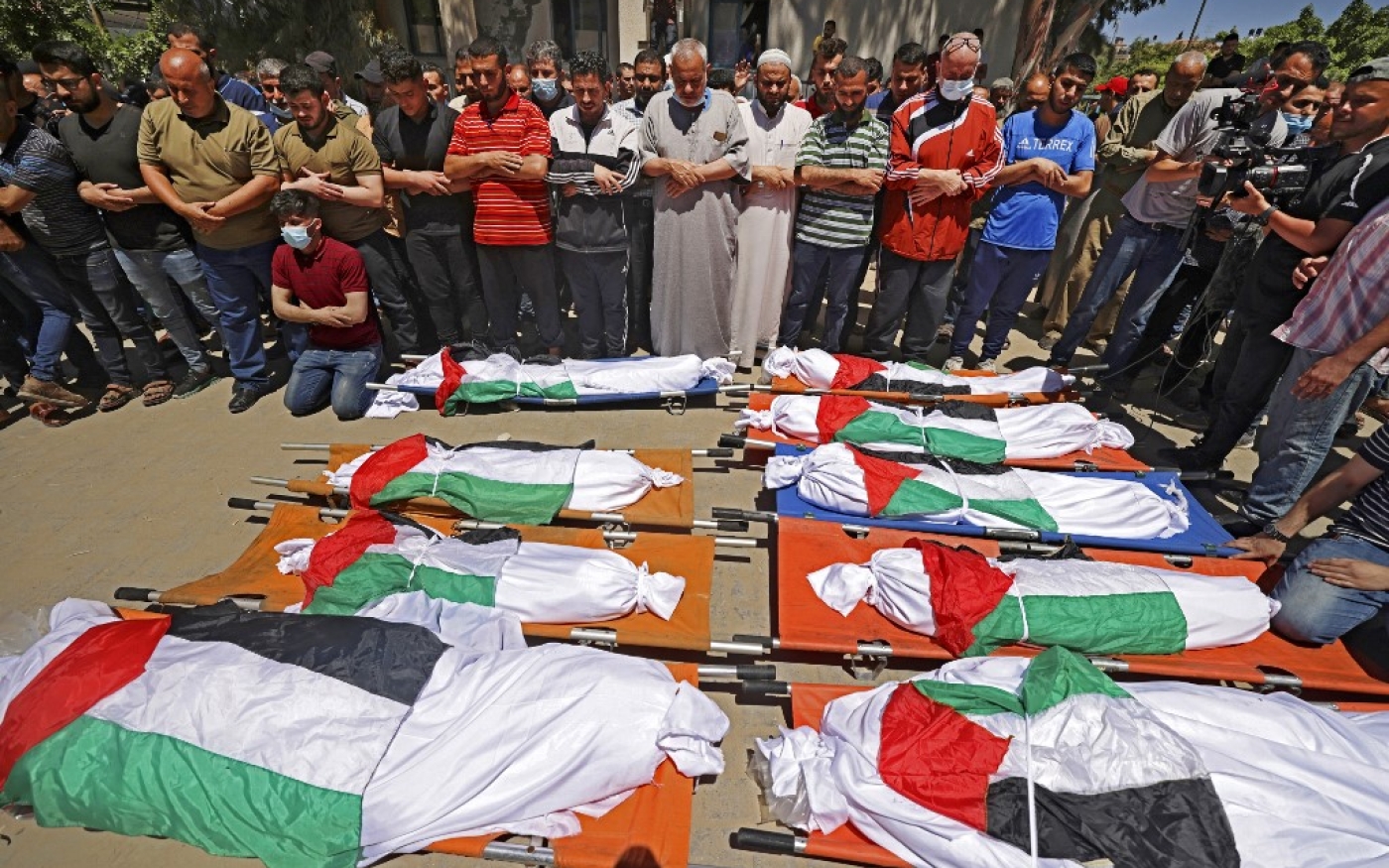 Les funérailles des membres de la famille Abu Hatab, tués samedi dans un bombardement israélien, le 15 mai (AFP)