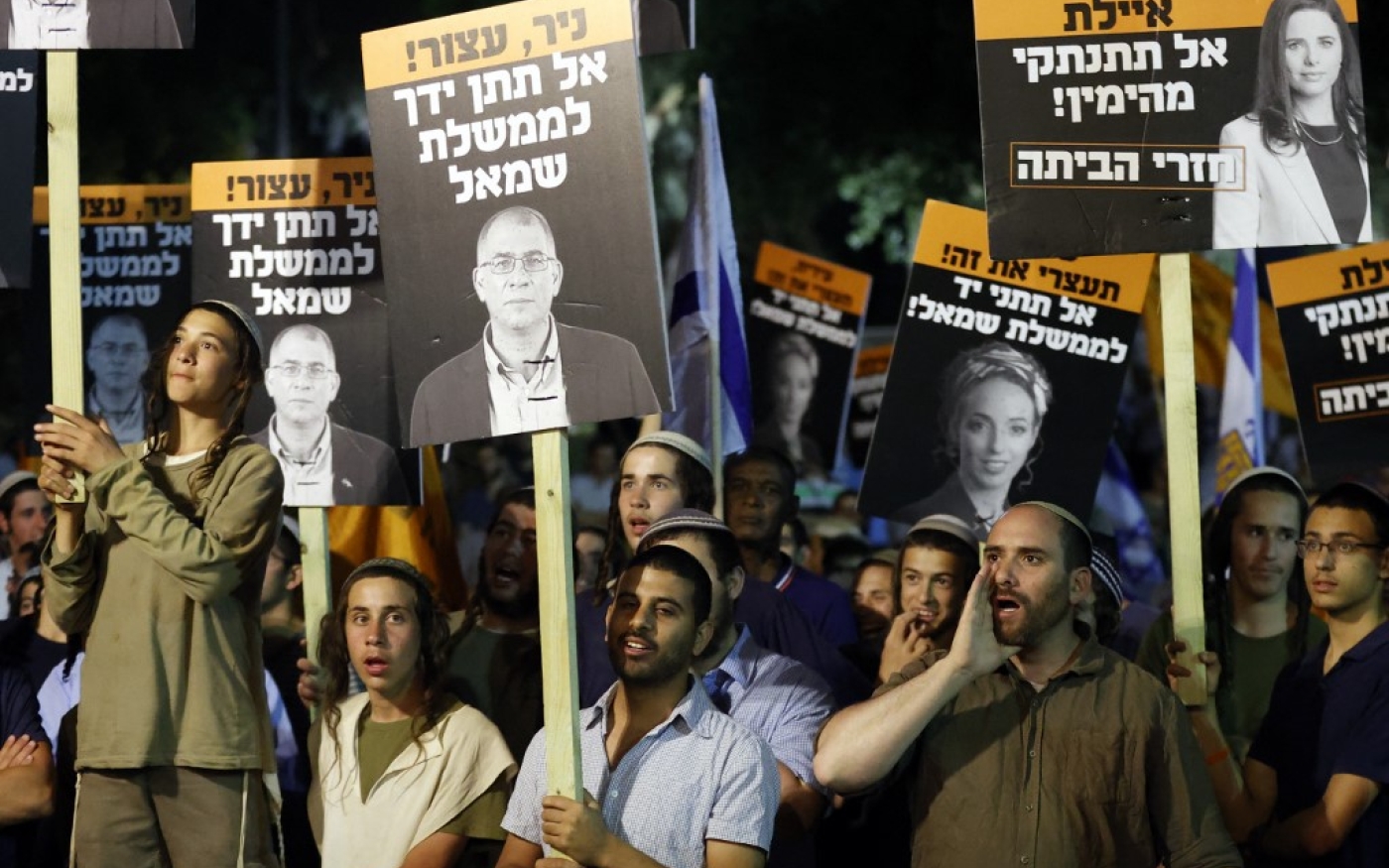 Des partisans de Benyamin Netanyahou lors d’une manifestation contre la coalition pour former un gouvernement, à Tel Aviv, le 3 juin 2021 (AFP/Jack Guez)