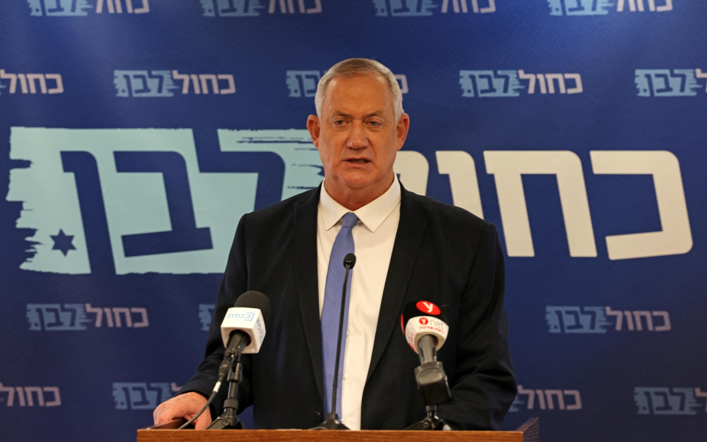 Le ministre de la Défense israélien et chef du parti Bleu Blanc, Benny Gantz, s’exprime en conférence de presse à la Knesset à Jérusalem, le 7 juin 2021 (AFP)
