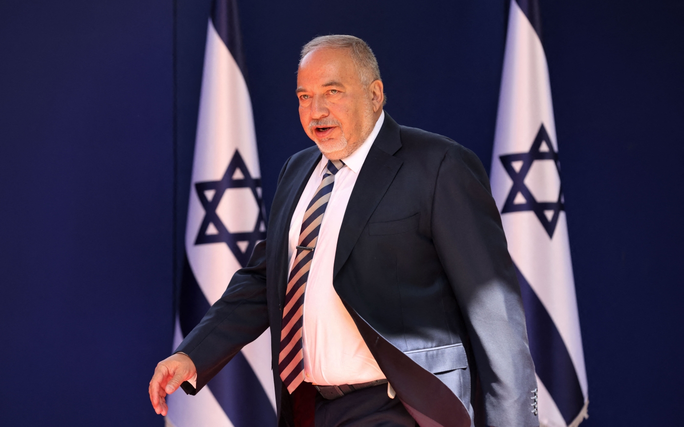 Avigdor Lieberman, nationaliste laïc de droite qui dirige le parti Israel Beitenou, arrive à la résidence du président à Jérusalem, le 14 juin 2021 (AFP)